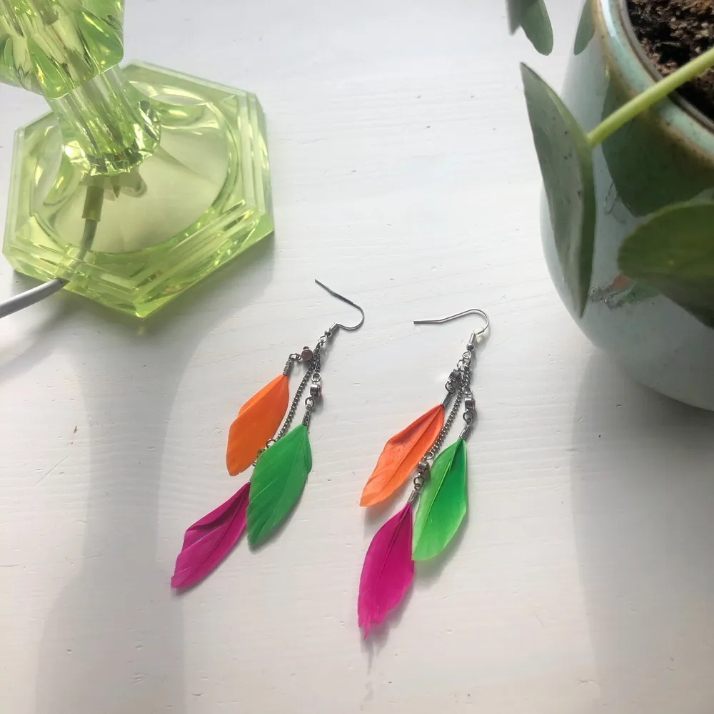 Färgglada örhängen med gröna, orangea och rosa fjädrar!!🎨💕💚🧡 . Accessoarer.