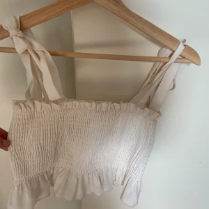 Topp  - Väldigt fin topp som jag använt en del i sommar men inga skavanker och väldigt trendig