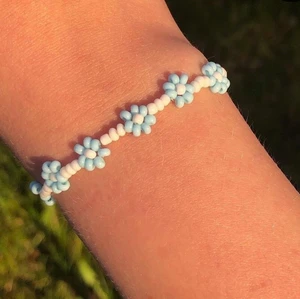  Blommigt Pärlarmband - Pärlarmband men blommor i blått och vitt tema, om man önskar annan färg så kom privat så kan jag skriva alla färger som finns💕 kostar 50kr+13kr frakt❤️ om man beställer får man mäta runt sin handled så jag vet hur lång det ska bli❤️