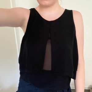 Svart topp - Ett svart enkelt linne som passar fint till de flesta plaggen! Välanvänd men i fint skick utan några skador✨