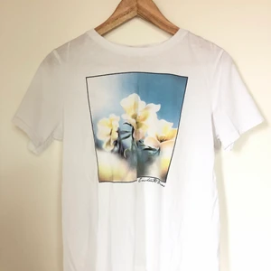 Blommigttryck - En fin och moderna t-shirt från H&M. Änvänt ett fåtal gånger🦋💕