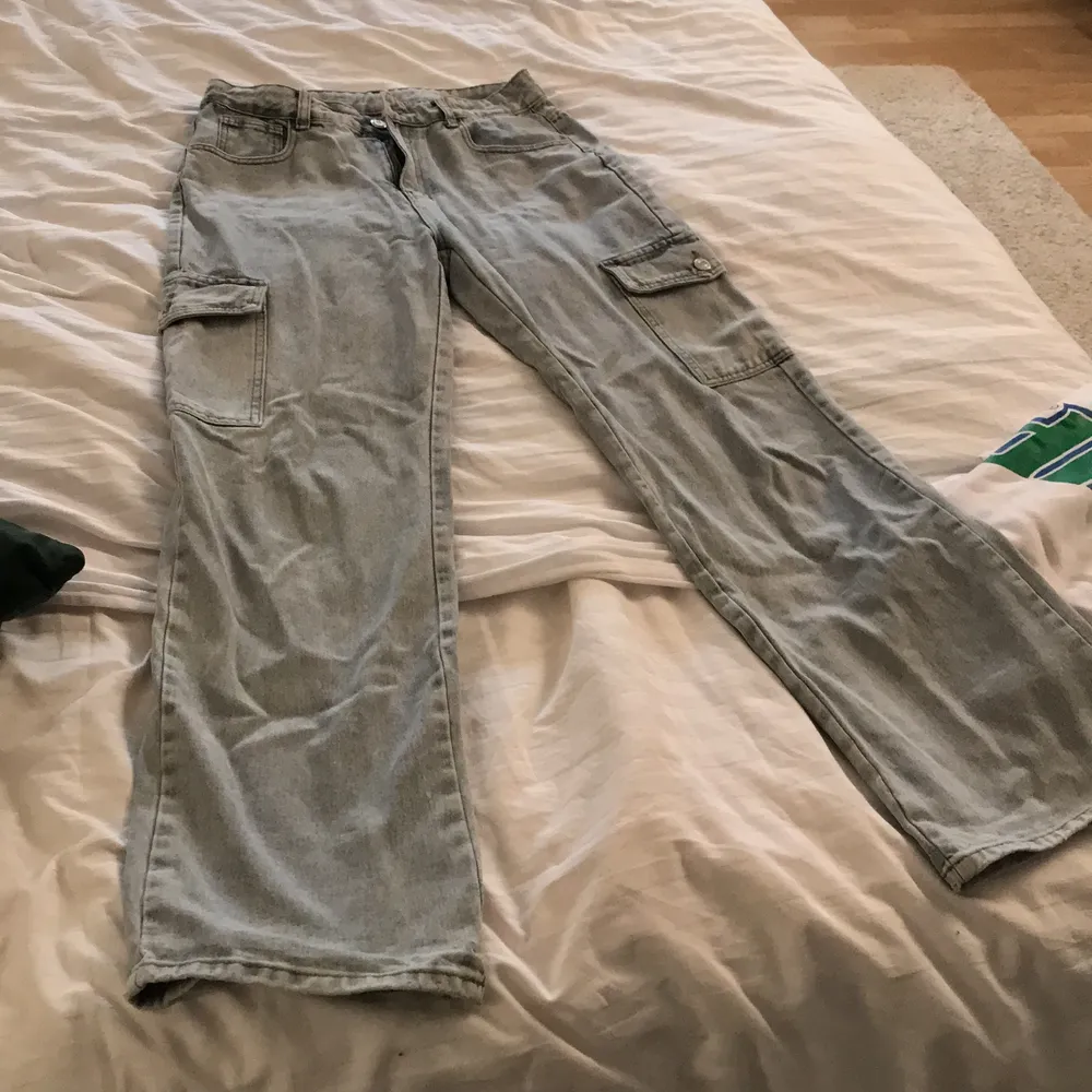 Straightleg cargo jeans i ljus tvätt, köpare står för frakt . Jeans & Byxor.