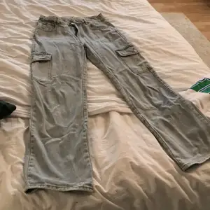 Straightleg cargo jeans i ljus tvätt, köpare står för frakt 