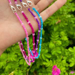 Säljer dessa halsband jag gjort själv! Färgglada o passar perfekt till sommaren💜💗 köp en för 45. Extrapris: tre för 120! 🌸Ifall du önskar en annan färg eller modell så kan du skriva till mig så jag nog lösa det!💕