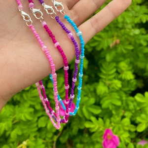 Halsband - Säljer dessa halsband jag gjort själv! Färgglada o passar perfekt till sommaren💜💗 köp en för 45. Extrapris: tre för 120! 🌸Ifall du önskar en annan färg eller modell så kan du skriva till mig så jag nog lösa det!💕