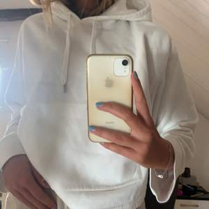 En vit, lite kortare hoodie från H&M i storlek S! Jag är ca 1,69 lång och den passar fortfarande bra i armarna. Just denna tröjan går ej att köpa längre! Skriv om ni är intresserade! 💕 