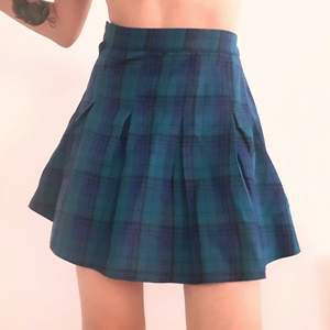 Rutig kjol från HM i storlek 36/S. Passar mig som har XS men är lite för stor på midjan. 3 för 2 på allt