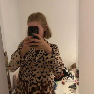 Leopard skjorta  - Säljer denna fina!!💛💛💕💕. Sjukt fin nu i sommar!! 