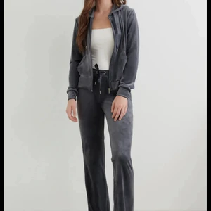 Gina tricot mjukis kofta - hej jag säljer kofta i mörkgrå eftersom de inte kommer till någon användning och inte är min stil längre och behöver rensa min garderob. FRAKTEN I GÅR I PRISET OVAN.