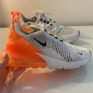 Knappt använda orange / vita airmax. Storlek 38. Säljs på grund av att de ej passar min stil men de är otroligt fina. Färgen säljs ej i Sverige utan de är köpta i las vegas. Skriv för fler bilder, möts upp på Södermalm. Kan gå ner i pris vid snabb och enkel affär💕