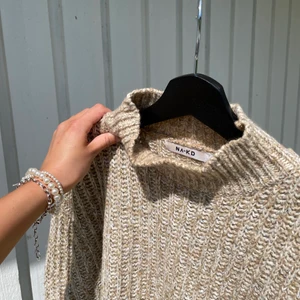 Stickad tröja  - Från nakd, fluffig och inte sticksig💓 ett hål i nacken bak, kan skicka bild vid intresse