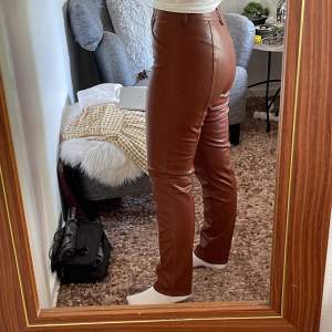 Snygga bruna byxor i fake läder från H&M!🤎 Stl 38
