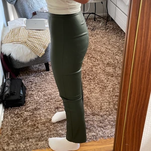 Gröna byxor - Mörk gröna byxor från Gina Tricot!💚💚 Stl S (36/38)