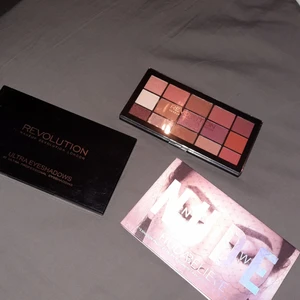 Paletter  - Hej! Jag säljer 3 stycken paletter som endast är swatchade och en skugga på den paletten till höger är använd litegrann, inte nå mer än så. Säljer allihopa tillsammans för 100 kronor. 