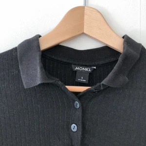 Monki - piké tröja 🌻 - Tröja från Monki, superfin men används för lite av mig 🧡