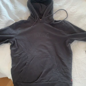 Levis Hoodie - S - Hej! Säljer en riktigt go Levis Hoodie eftersom den inte riktigt passar mig längre. Den är endast använd ett par gånger.        Skick: 10/10