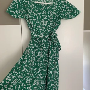 Grön sommarklänning - en jättefin grön sommarklänning med omlottknytning från Shein😇😇💚har en dragkedja i sidan. den är helt oanvänd och storlek S! pris går att diskutera & köparen står för frakt