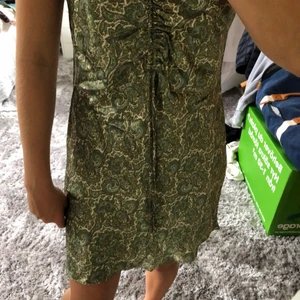 Grön siden klänning  - Säljer denna as snygga populära klänningen från Zara. Den är i St M men passar S och XS även skulle jag säga. Väldigt fin nu i sommar. Den är oanvänd, köptes för 259 så säljer för 200 ink frakt.