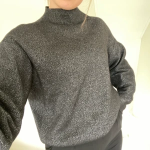 Svartglittrig tröja - Svartglittrig tröja från HM med ballongärm. Storlek S. Använt men fint skick