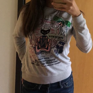 Kenzotröja  - Fin kenzotröja med en massa coola tryck på framsidan❤️ buda 