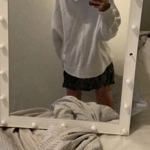 Vit hoodie i bra skick - Superfin vit hoodie med stor härlig luva. Passar till mycket. Använder inte ofta. 