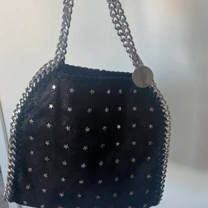 Väska - Intressekoll på min favorit väska! Fick den som present men den är ifrån en marknad, denna är super unik❤️Skriv för mer bilder eller frågor! (Budet är på 950 kr dem som har skrivit över det har inte svarat eller har ångrat sig, buda till mig privat!)