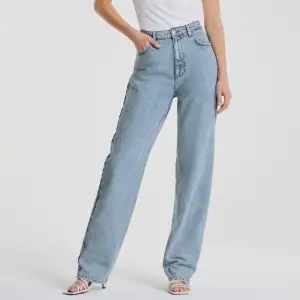 Trendiga 90’s oversized jeans  Från Gina Tricot   Original pris: 599kr Storlek: 32 Skick: använd nån gång men är som nya!  Sälj: 249kr + frakt 📦
