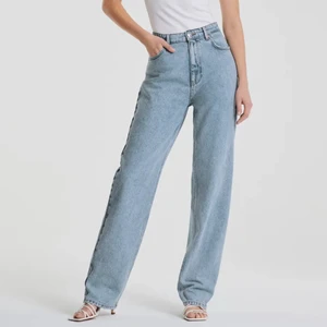 Oversized jeans från GinaTricot - Trendiga 90’s oversized jeans  Från Gina Tricot   Original pris: 599kr Storlek: 32 Skick: använd nån gång men är som nya!  Sälj: 249kr + frakt 📦