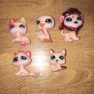 Little pet shop  - Säljer mina gamla Pet shops. De har gått upp i värde eftersom att de inte går att få tag på längre. Men jag har valt att sälja dessa för 10 kr st. Hör av dig privat om du är intresserad 💕 Köparen står för frakten, den blir olika beroende på hur många du köper🤩