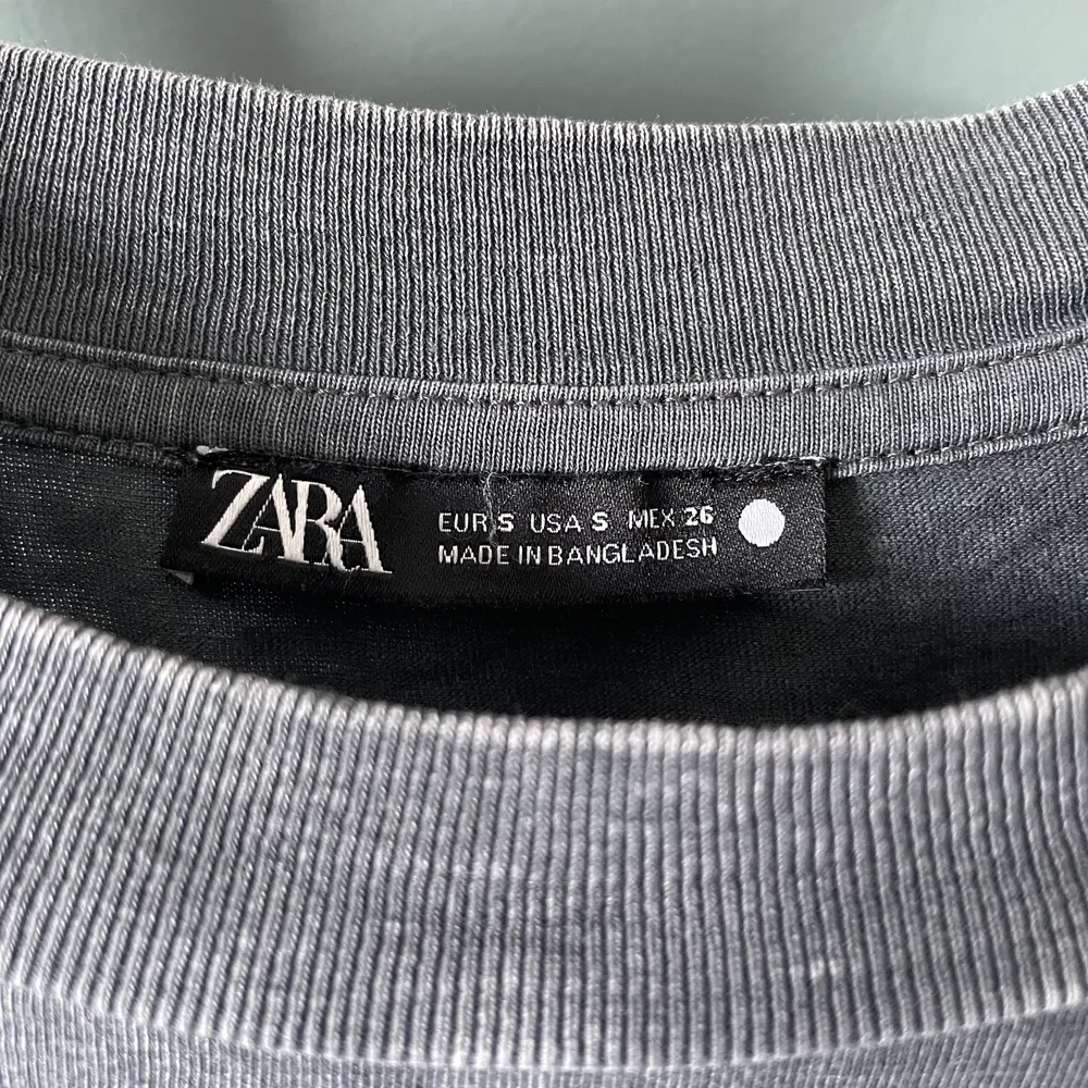 Stentvättad T-shirt från Zara. Storlek S, mjuk och skön. Jag är 174 cm.😁 frakten är ej inräknad, spårbar men är öppen för förslag kring pris.✌️. T-shirts.