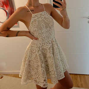 Spets klänning  - Säljer denna super duper gulliga klänning från ”Two sisters”. Klänningen fungerar på både XS/S och M. Helt underbar klänning. Så fin och gullig men jag känner att jag är lite för lång för den tyvärr. Ryggen på klänningen är drömlikt vacker och man kan justera snörerna hur man vill. Jag är 174cm. Fraktkostnad tillkommer🌸🦋⚡️