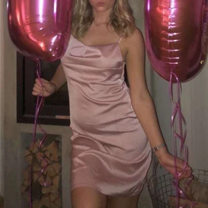 Siden/satin klänning💕 - Jätte fin klänning, knappt använd (min kompis på bilden) frakt tillkommer.