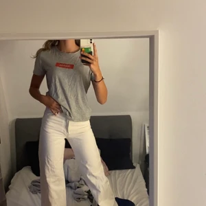 T-shirt  - Snygg grå t-shirt med rött tryck på i storlek S💞 säljer för 90+frakt💞 kolla även in mina andra plagg jag säljer!!💞