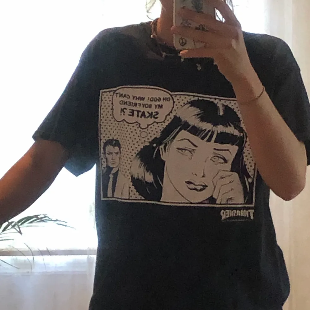 Säljer min Trasher T-shirt ” Oh god why can’t my boyfriend skate”, de är ett riktigt coolt tryck och den är snygg men jag använder den aldrig. T-shirts.