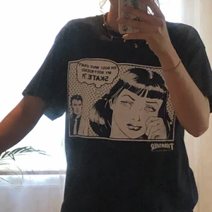 Trasher T-shirt storlek M - Säljer min Trasher T-shirt ” Oh god why can’t my boyfriend skate”, de är ett riktigt coolt tryck och den är snygg men jag använder den aldrig