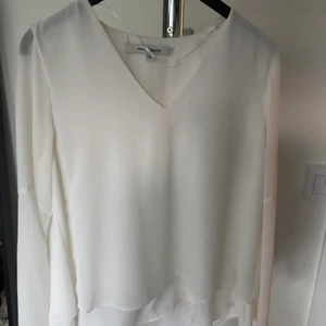 Vit blus - Snygg vit blus från Kappahl. Köparen står för frakten!!☺️💕