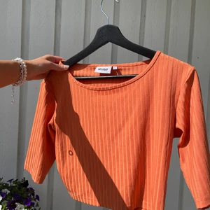 Orange croppad - Går inte helt över naveln på mig, sparsamt använd 💕