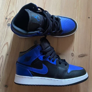 Air Jordan 1 - Säljer mina superfina Jordans då de inte kommer till användning. Använda 1-2 gånger men är helt i nyskick. Budgivningen avslutas när jag får ett bud jag kan tänka mig sälja de för, då de är helt nya. Lådan finns även med. Budgivningen börjar på 1000kr ✨