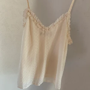 Linne från bikbok spets  - Vitt linne från bikbok i silke och spetliknande material