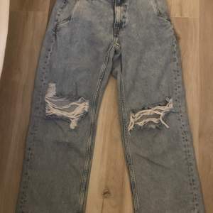 ljusblåa vida jeans med hål, knappt använda storlek 29/31