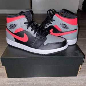 Jordan 1 mid - Shadow pink - Säljer ett par snygga helt nya och oanvända Jordan 1 skor i stl 42. Skorna är DS. Kvitto finns såklart:)