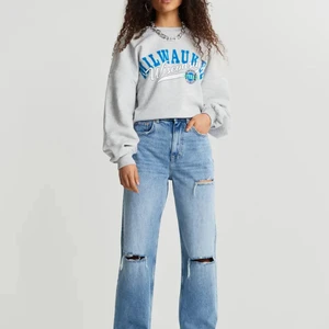 SÖKER TRASIGA JEANS STRL XXS-XS! - ❣️  SÖKER ❣️            Jag söker 90s high waist jeans med hål. Skriv privat till mig om du har några som du kan tänka dig att sälja! Helst storlek XXS, men XS funkar. 