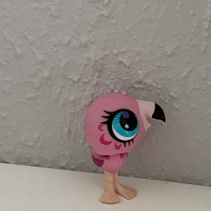 Little Pet shop - Jag säljer just nu mina gamla ”Little Pet shop”, eftersom dessa figurerar inte går att få tag på i butik så har de fått ett stort värde på sig. Vissa e dyrare än andra då de är Rare, vilket innebär att de finns få av dessa å då höjer deras värde! Betalning sker via Swish och köparen står för frakten!🤍