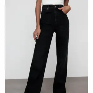 Ett par svarta populära full lenght jeans i bra skick!! Avklippta där nere ( modellen är 162 men passar dig som är lite längre också ) :)