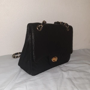 Axel väska  - Säljer då min axel väska som jag har använt max 8 ggr om ens det. Jätte fin och man får plats hur mycket som helst i den.