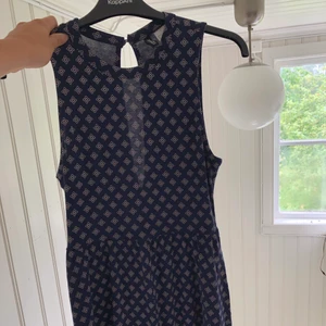 Playsuit från Hm - Fin playsuit med fint mönster, frakt tillkommer🤍📦 sitter jättefint på kroppen!!