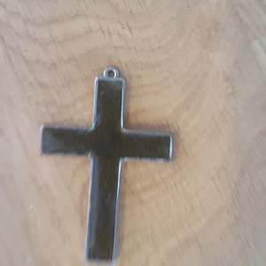 Kors - Ett svart stort kors till halsband jätte fin 