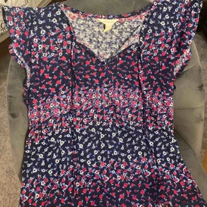  - Köpte denna tröja i en butik Spanien för några år sen, aldrig använd. Pris kan diskuteras, köparen betalar frakt 💓💓 storlek M men passar även xs/s