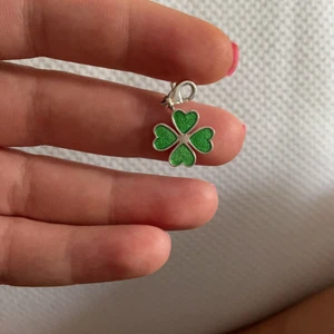 Thomas sabo berlock  - Säljer denna superfina Thomas sabo berlocken med en fyrklöver på. Färgen är superfin o grön. Superfin, det syns lite på baksidan att den är använd som man ser på bilden. 🧚🏼‍♀️