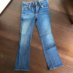 Rag and bone jeans  - Superfina rag and bone jeans i färgen BAILY. Modellen är croppad och lite flare. Superfina och jättebra skick då det inte är använda supermycket. Köpta för 1000 kr men säljer de då jag inte får så mycket användning för dem🌸🌸💞💞